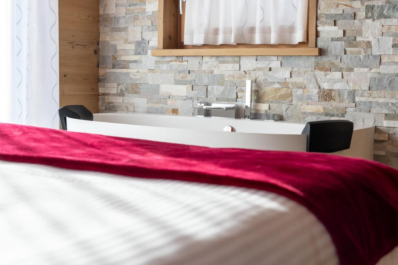 Chalet Imbosc'ché - B&B in beautiful surroundings Livigno Esterno foto