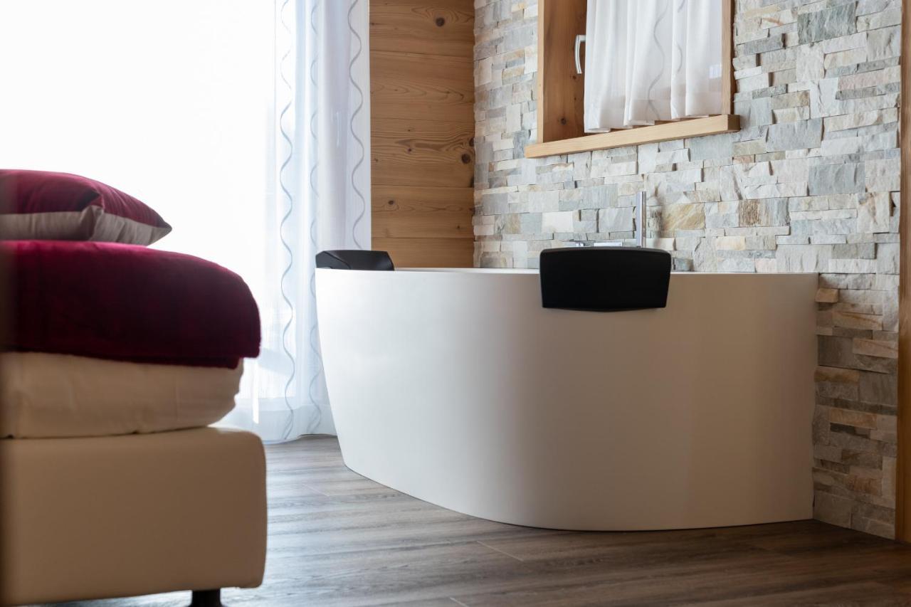 Chalet Imbosc'ché - B&B in beautiful surroundings Livigno Esterno foto