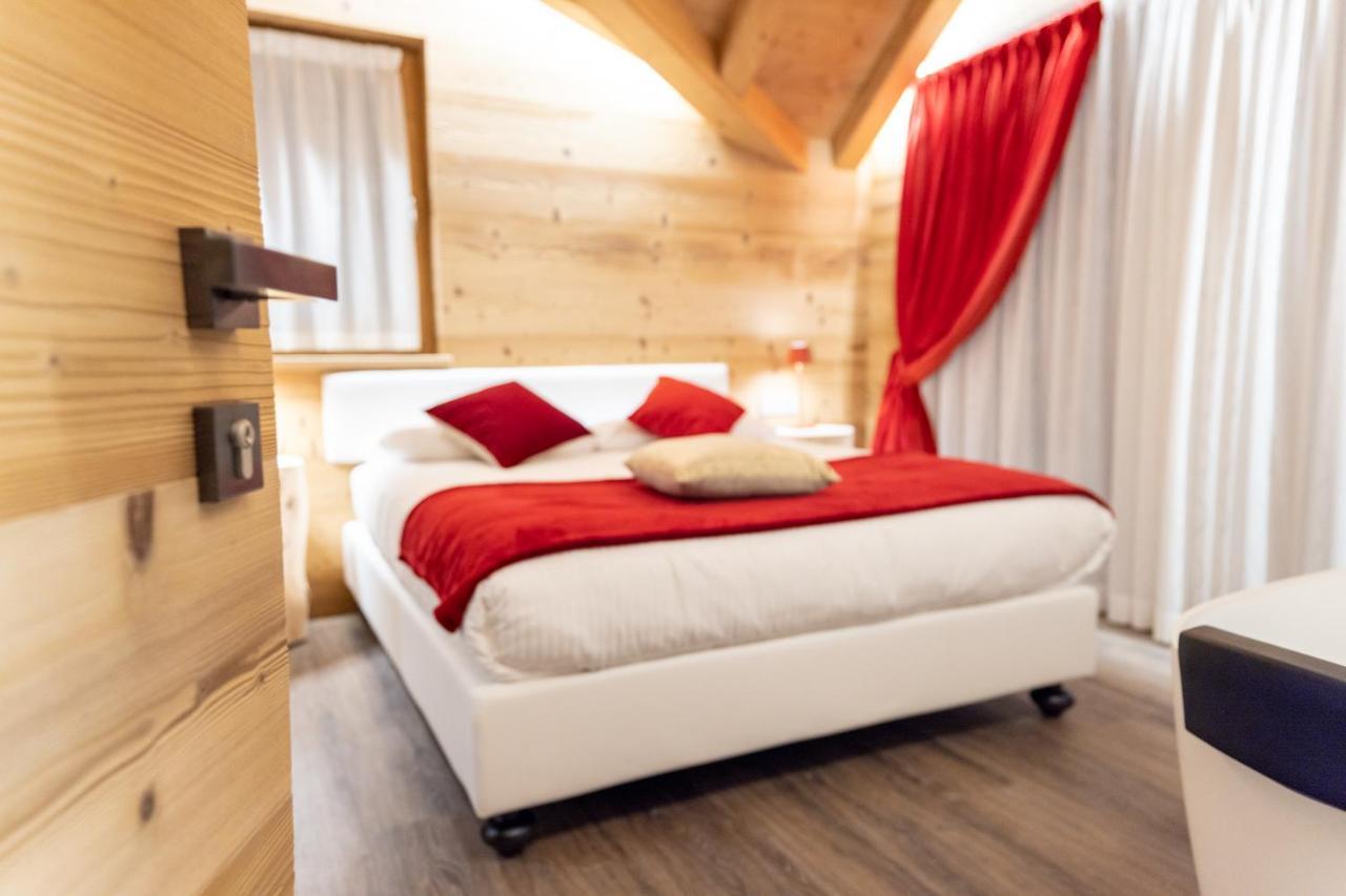 Chalet Imbosc'ché - B&B in beautiful surroundings Livigno Esterno foto